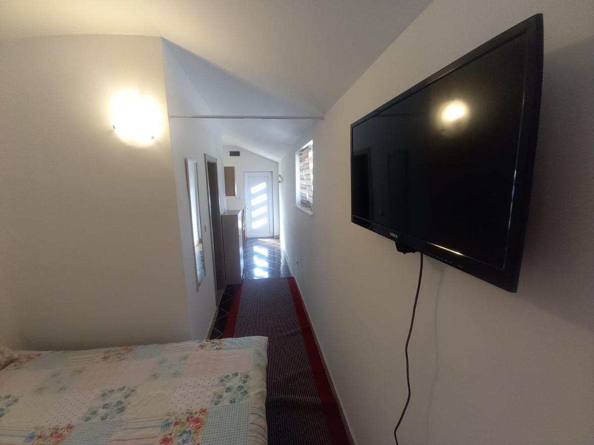 Studio Apartman Sutic Kastel Novi Exterior photo